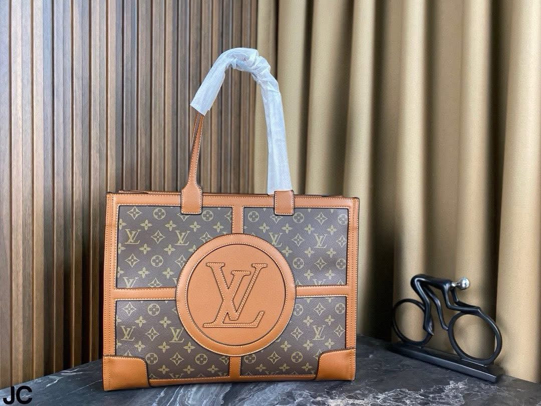 Lv purse Pre-order shipping takes 3-6 weeks