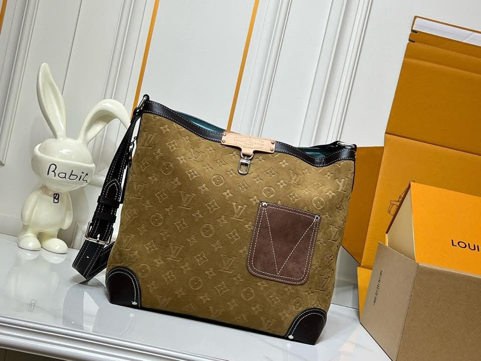 Lv purse pre-order, shipping takes 3-6 weeks