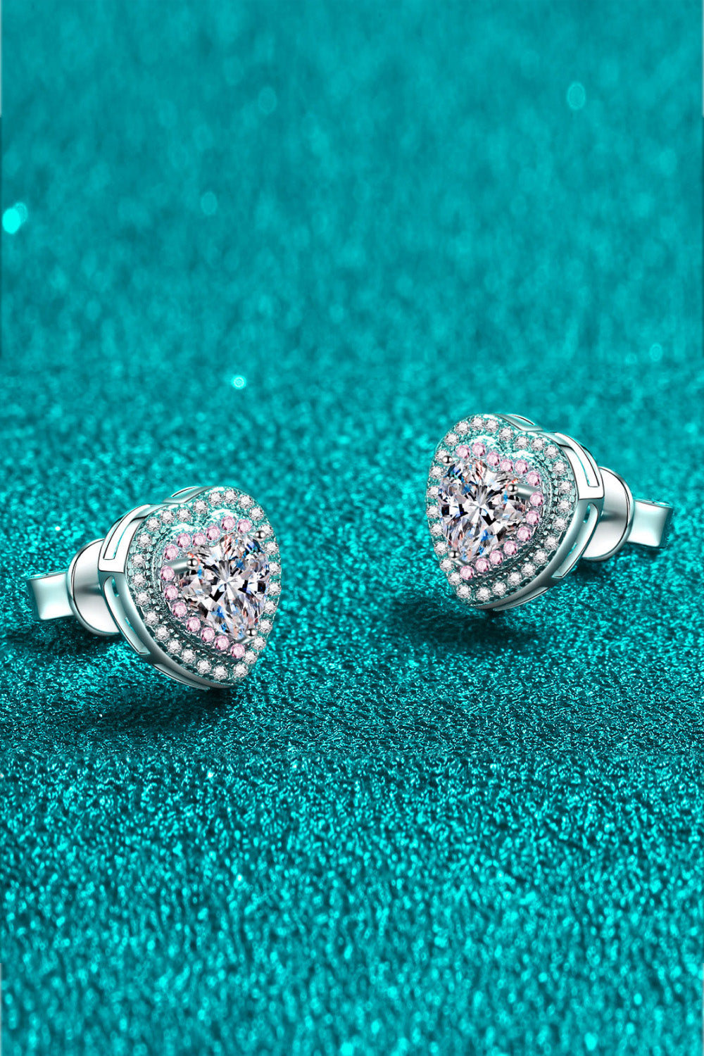 Moissanite Heart-Shaped Stud Earrings Pre-order shipping takes about 3-6 weeks.