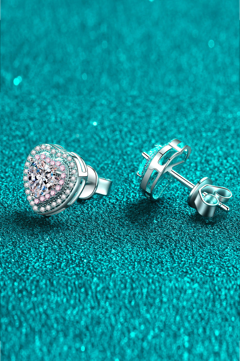 Moissanite Heart-Shaped Stud Earrings Pre-order shipping takes about 3-6 weeks.