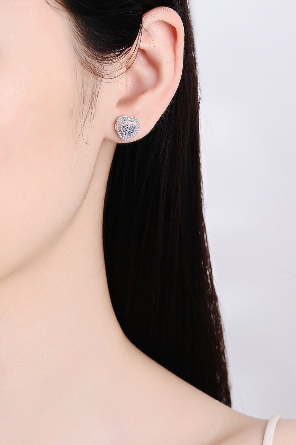 Moissanite Heart-Shaped Stud Earrings Pre-order shipping takes about 3-6 weeks.